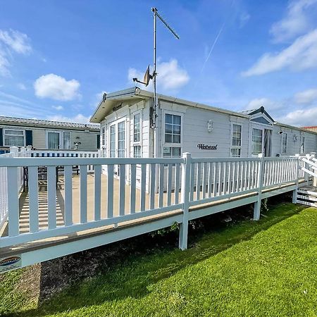 Lovely Caravan With Large Decking At Naze Marine Holiday Park Ref 17306Br Уолтон-он-Наз Экстерьер фото