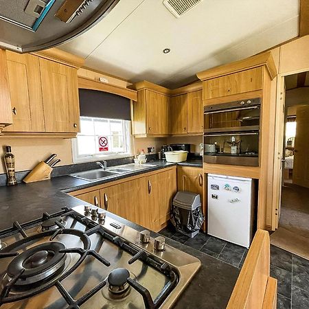 Lovely Caravan With Large Decking At Naze Marine Holiday Park Ref 17306Br Уолтон-он-Наз Экстерьер фото