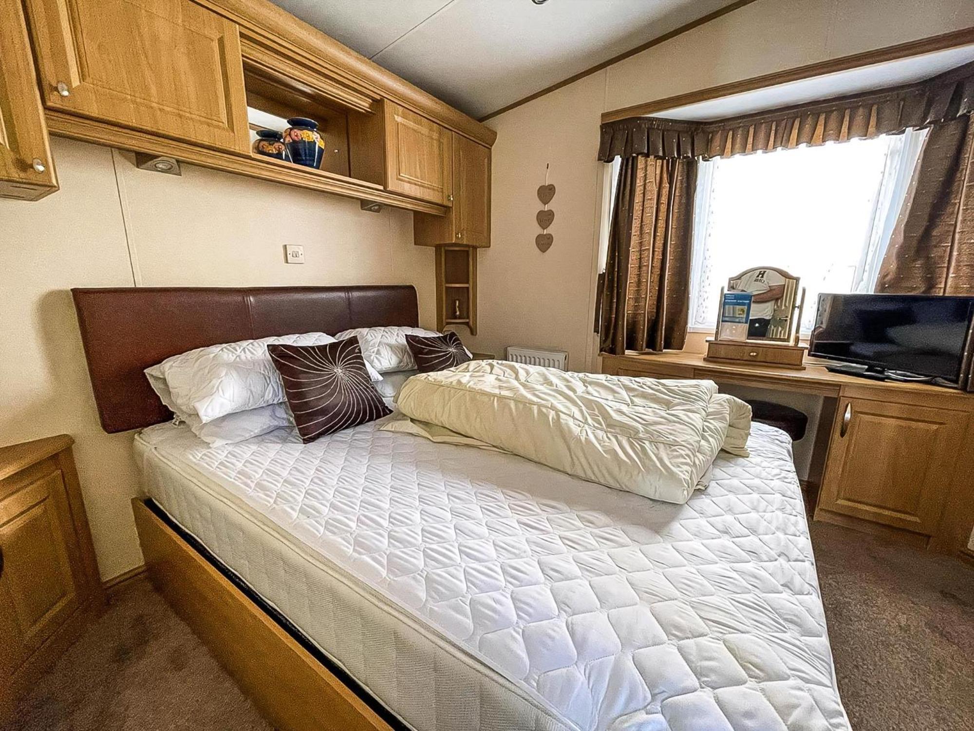 Lovely Caravan With Large Decking At Naze Marine Holiday Park Ref 17306Br Уолтон-он-Наз Экстерьер фото
