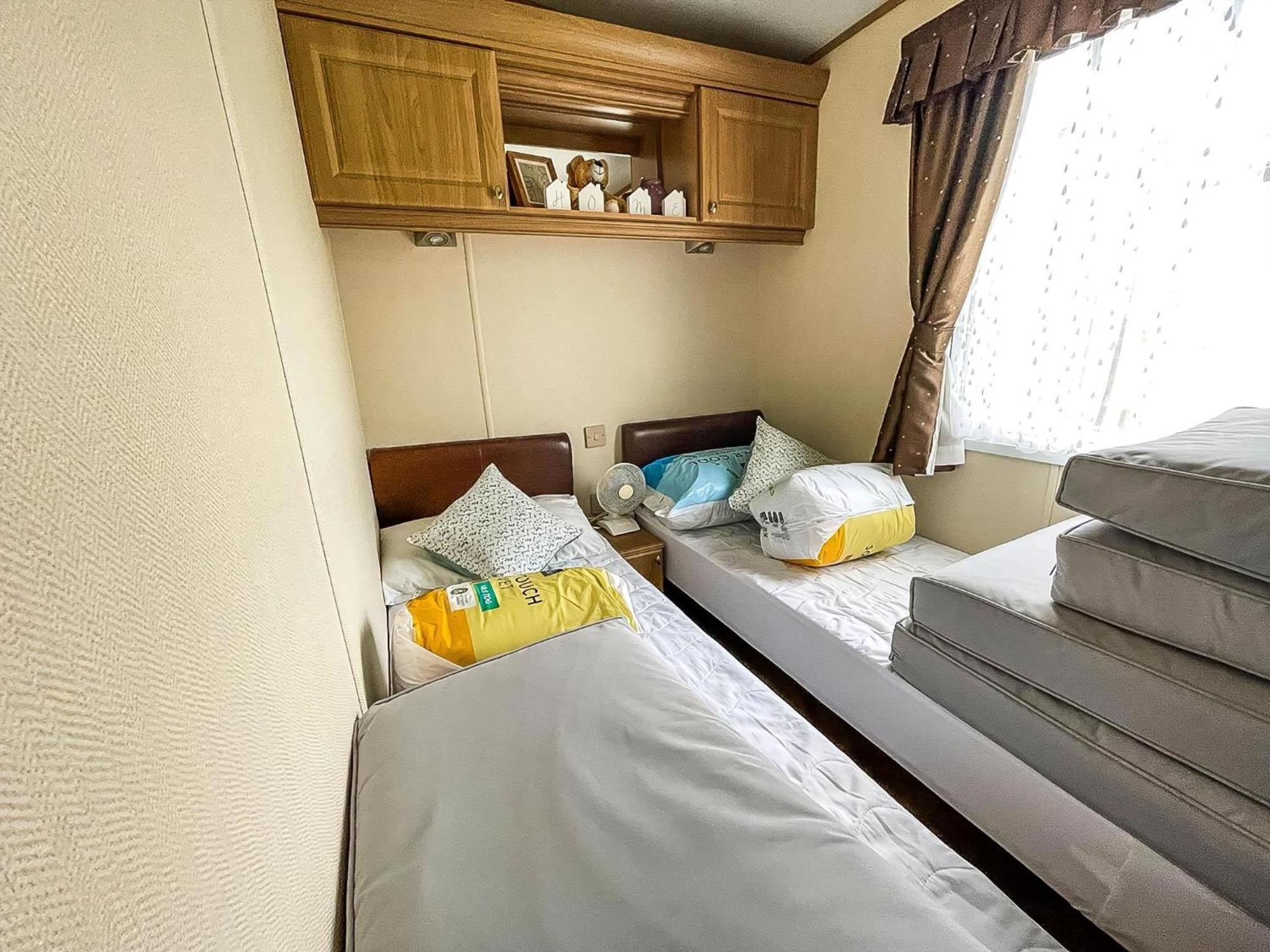 Lovely Caravan With Large Decking At Naze Marine Holiday Park Ref 17306Br Уолтон-он-Наз Экстерьер фото