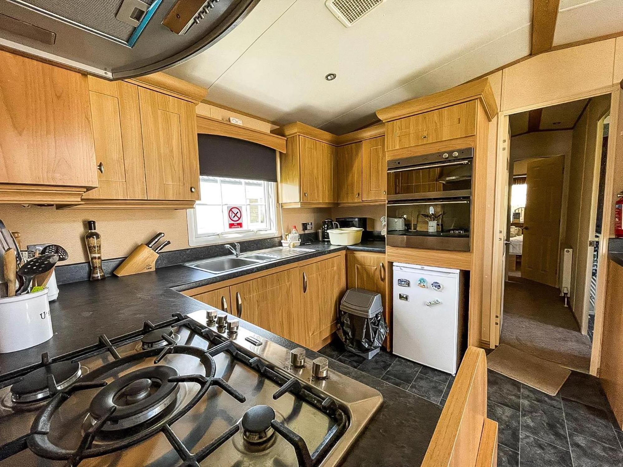 Lovely Caravan With Large Decking At Naze Marine Holiday Park Ref 17306Br Уолтон-он-Наз Экстерьер фото